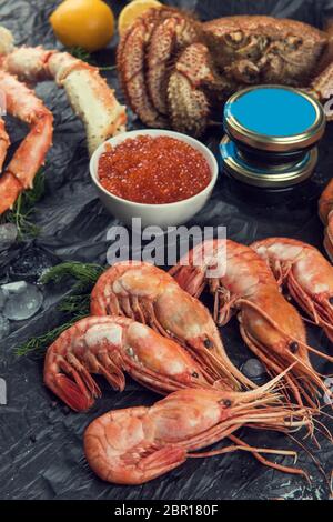 Set di piatti a base di frutti di mare: rosso e nero di caviale, arto del Granchio Peloso, arto di grancevole artiche, Far Eastern kamchatka crab Foto Stock