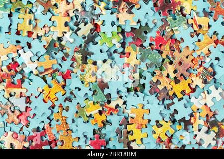 Puzzle luminoso pezzi separati carta textured primo piano sfondo Foto Stock