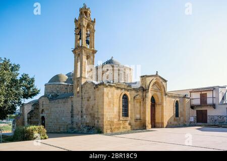 Facciata anteriore (ovest) della Chiesa degli Apostoli Barnaba e Hilarion (Agii Varnavas e Ilarionas) a Peristerona, Cipro Foto Stock