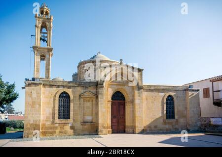 Facciata anteriore (ovest) della Chiesa degli Apostoli Barnaba e Hilarion (Agii Varnavas e Ilarionas) a Peristerona, Cipro Foto Stock