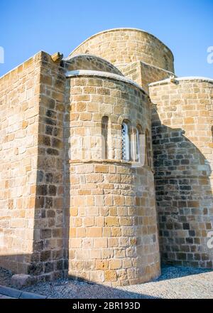 Parete esterna est della Chiesa degli Apostoli Barnaba e Hilarion (Agii Varnavas e Ilarionas) a Peristerona, Cipro Foto Stock