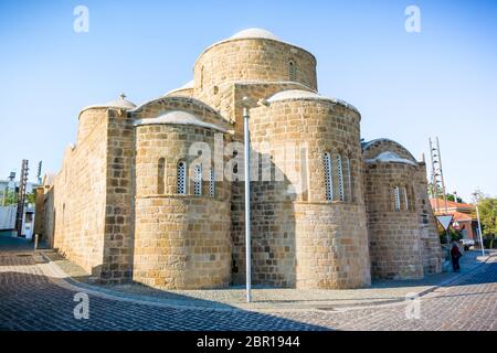 Parete esterna est della Chiesa degli Apostoli Barnaba e Hilarion (Agii Varnavas e Ilarionas) a Peristerona, Cipro Foto Stock