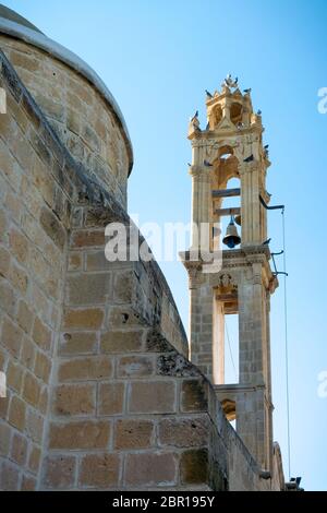 Campanile della Chiesa degli Apostoli Barnaba e Hilarion (Agii Varnavas e Ilarionas) a Peristerona, Cipro Foto Stock
