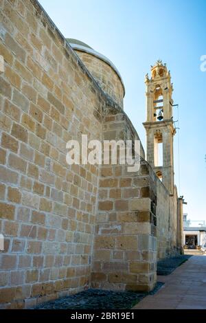 Campanile della Chiesa degli Apostoli Barnaba e Hilarion (Agii Varnavas e Ilarionas) a Peristerona, Cipro Foto Stock