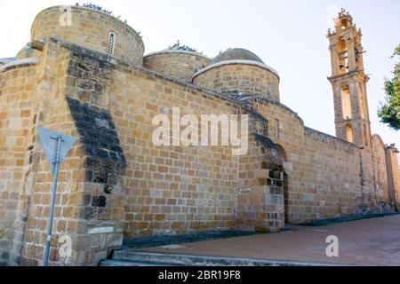 Parete esterna nord della Chiesa degli Apostoli Barnaba e Hilarion (Agii Varnavas e Ilarionas) a Peristerona, Cipro Foto Stock