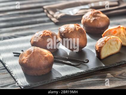 Il Rum baba sulla scheda Foto Stock