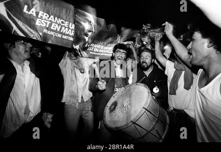 Elezioni francesi 1988. I sostenitori di Francois Mitterrand celebrano la vittoria delle elezioni presidenziali per il Partito Socialista a Place de la Republic a Parigi nel 1988 Foto Stock