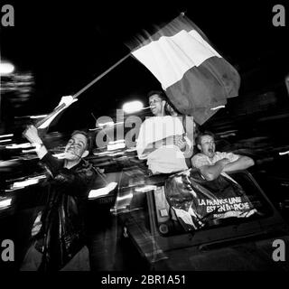 Elezioni francesi 1988. I sostenitori di Francois Mitterrand celebrano la vittoria delle elezioni presidenziali per il Partito Socialista a Place de la Republic a Parigi nel 1988 Foto Stock