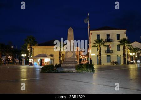 Nafplio / Grecia - 4 luglio 2017: Plateia Filellinon o Piazza Filellinon, con il monumento in memoria di filelleni francesi caduti in greco revolu Foto Stock