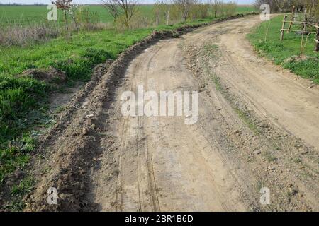 Strada sterrata livellata da un classificatore. Strada nel villaggio Foto Stock