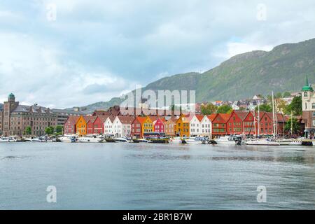 Bergen, Norvegia - Joule, 2016: vista di uno storico quartiere di legno Bryggen nella città norvegese di Bergen. Famoso Bryggen street a Bergen in Norvegia - archi Foto Stock