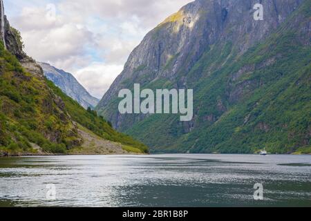 Vista panoramica di Geiranger fjord nei pressi di Geiranger seaport, Norvegia. In Norvegia la natura e la corsa dello sfondo. Vista dal traghetto sul fiordo in Norvegia. Foto Stock