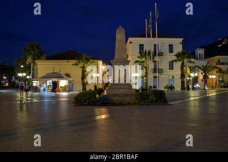 Nafplio / Grecia - 4 luglio 2017: Plateia Filellinon o Piazza Filellinon, con il monumento in memoria di filelleni francesi caduti in greco revolu Foto Stock