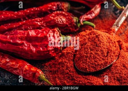 1 cucchiaio di peperoncino rosso in polvere pepe con peperoni secchi Foto Stock