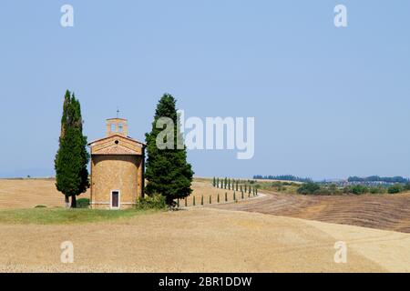 Isolata chiesa in Toscana colline, paesaggio italiano. Chiesa della Madonna di Vitaleta Foto Stock