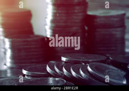 Primo piano di monete per pila di monete, concetto di crescita di affari, ci sono monete di denaro per pila di monete. Rischio finanziario. Foto Stock