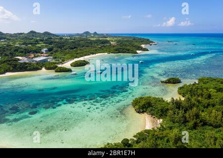 I droni sorvolano la Baia di Kabira nell'isola di ishigaki Foto Stock