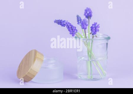 Blüten in der Vase, Frühling. Foto Stock