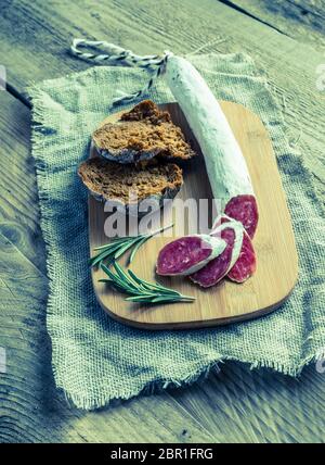 Fette di salame spagnolo sul sacco Foto Stock