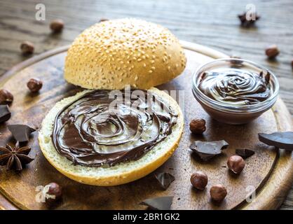 Bun Seasame con crema di cioccolato e noci Foto Stock