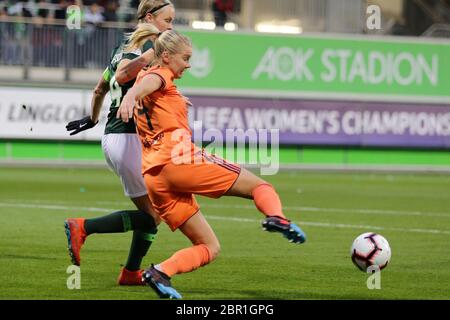 Wolfsburg, Germania, 27 marzo 2019: ADA Hegerberg e Nilla Fischer in azione durante la partita di calcio VfL Wolfsburg vs Olympique Lyon al AOK Stadion. Foto Stock