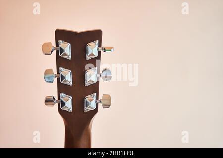 Testata per chitarra acustica con pioli. Tastiera per chitarra. Foto Stock