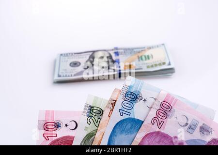Dollaro americano di banconote e Lira Turksh banconote affiancati su sfondo bianco Foto Stock
