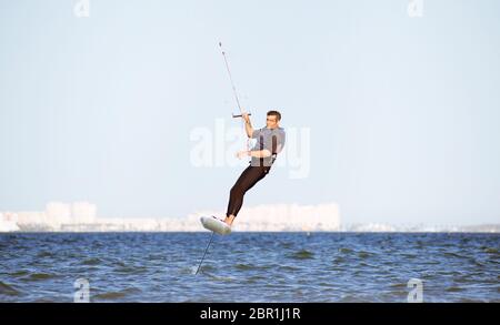 Los Narejos, Spagna, 20 maggio 2020: Sportivo che pratica il kite di hydrofiol surf durante la fase 1 di de-escalation di Covid-19 alle coste spagnole. Aliscafo ki Foto Stock