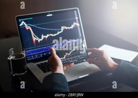 analisi del mercato azionario di intermediazione di investimento. Grafico dell'app per gli investimenti finanziari su telefono e laptop. Più dispositivi che utilizzano. Foto Stock