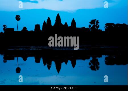 Angkor Wat al crepuscolo. Patrimonio dell'umanità dell'UNESCO, provincia di Siem Reap, Cambogia, Sud-est asiatico Foto Stock