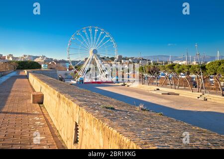 Ruota Gigante in Antibes vista colorate, punti di riferimento della riviera francese, Alpes Maritimes dipartimento di Francia Foto Stock