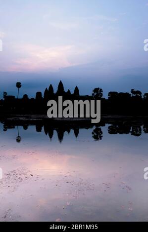 Angkor Wat al crepuscolo. Patrimonio dell'umanità dell'UNESCO, provincia di Siem Reap, Cambogia, Sud-est asiatico Foto Stock