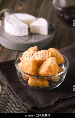 Frittelle di Brie in recipiente di vetro Foto Stock