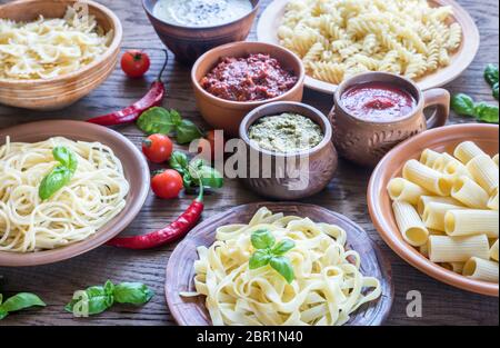 Pasta con diversi tipi di salsa Foto Stock