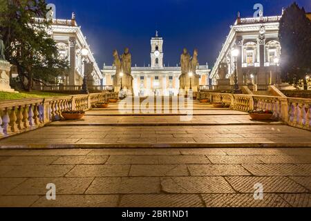 Il colle capitolino cordonata, ampia monumentali rampe di scale con il marmo interpretazioni di Castore e Polluce, che conduce da Via del Teatro di Marcello t Foto Stock