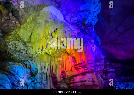 Vista interna della Borra grotte formate da solidificati stalattiti e stalagmiti nei calcari carsici formazione situato nella valle di Araku della Ana Foto Stock