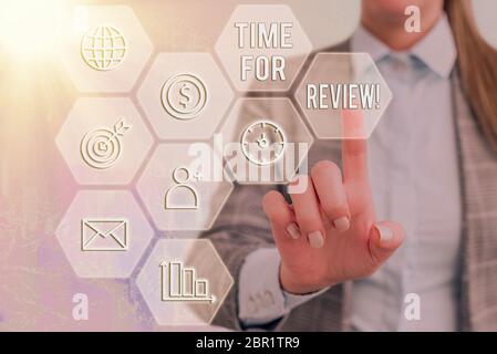 Segno di testo che mostra il tempo necessario per esaminare. Business photo revisione del testo di un sistema o di una situazione nel suo esame formale Foto Stock