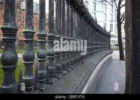 10 marzo 2019 - Londra, Regno Unito: Vista lungo vecchie ringhiere metalliche nella città di Londra Foto Stock