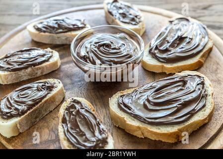 Fette di baguette con crema al cioccolato Foto Stock