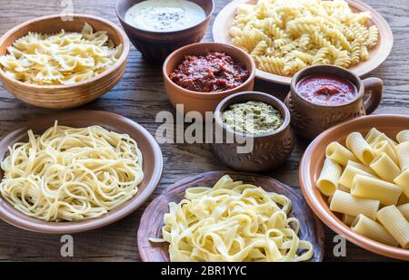 Pasta con diversi tipi di salsa Foto Stock