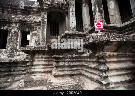 Cartello 'No Access' sulle rovine di Angkor Wat. Patrimonio dell'umanità dell'UNESCO, provincia di Siem Reap, Cambogia, Sud-est asiatico Foto Stock