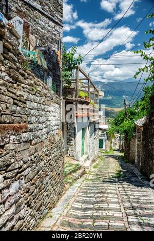 Una vista della città vecchia di Argirocastro, patrimonio UNESCO, Albania Foto Stock