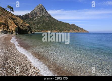Bella tersacpe con spiaggia di mare nella baia di Adrasan sul Mar Mediterraneo in Turchia Foto Stock