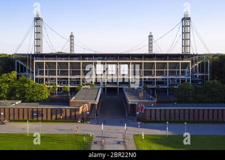 Colonia, Germania. 18 maggio 2020. Lo stadio di calcio Koln "RheinEnergieStadion" di Mungersdorf, dove, a causa della crisi della corona, le partite della Bundesliga sono attualmente giocate solo come giochi fantasma senza un pubblico. Koln, 18 maggio 2020 | utilizzo in tutto il mondo Credit: dpa/Alamy Live News Foto Stock