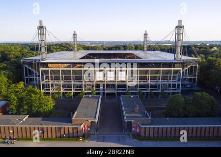 Colonia, Germania. 18 maggio 2020. Lo stadio di calcio Koln "RheinEnergieStadion" di Mungersdorf, dove, a causa della crisi della corona, le partite della Bundesliga sono attualmente giocate solo come giochi fantasma senza un pubblico. Koln, 18 maggio 2020 | utilizzo in tutto il mondo Credit: dpa/Alamy Live News Foto Stock