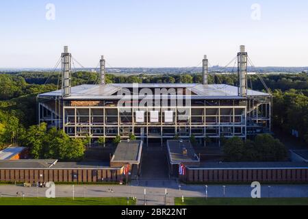 Colonia, Germania. 18 maggio 2020. Lo stadio di calcio Koln "RheinEnergieStadion" di Mungersdorf, dove, a causa della crisi della corona, le partite della Bundesliga sono attualmente giocate solo come giochi fantasma senza un pubblico. Koln, 18 maggio 2020 | utilizzo in tutto il mondo Credit: dpa/Alamy Live News Foto Stock