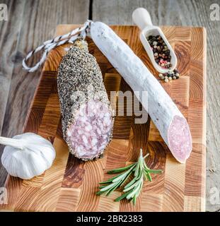 Fette di salame spagnolo sul sacco Foto Stock