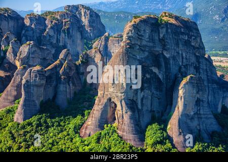Vista incredibile sulle formazioni rocciose con i famosi monasteri di Meteora, Grecia settentrionale Foto Stock