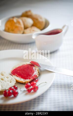 Cornetto con marmellata di ribes Foto Stock