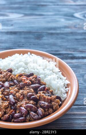 Ciotola di chili con carne con riso bianco Foto Stock